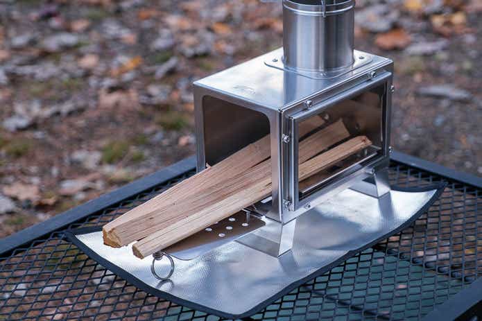 フィールドアのミニ薪ストーブに薪を入れる