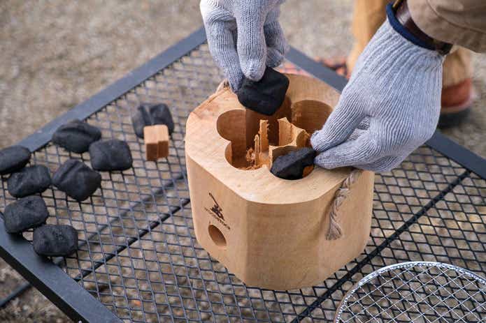 ウッドグリルに炭を入れる