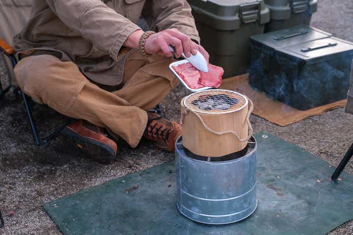 ウッドグリルで肉を焼く
