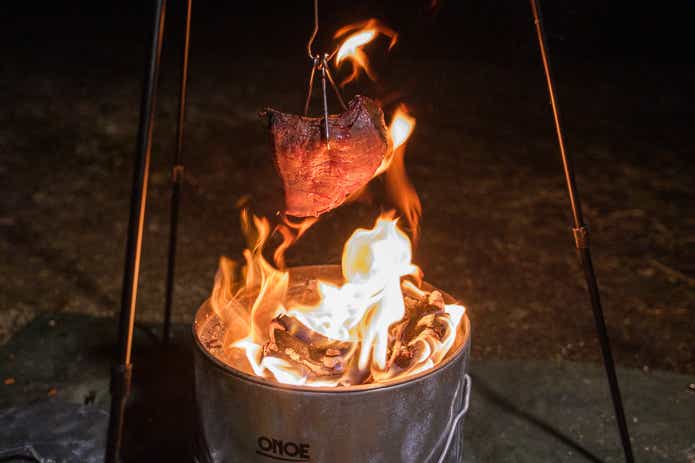 ウッドグリルで肉を焼く