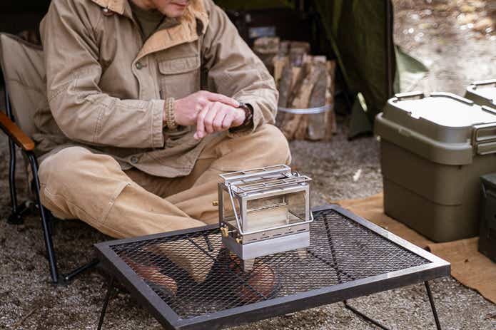 オーラ ルミをテーブルに置く