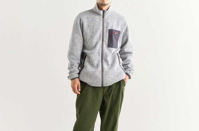 ナンガ ポーラテックフリースジップブルゾンを着た人