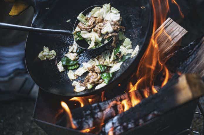 ヨコザワテッパン×おやじキャンプ飯 キャンプ用「おやじ中華鍋」で回鍋肉を作る