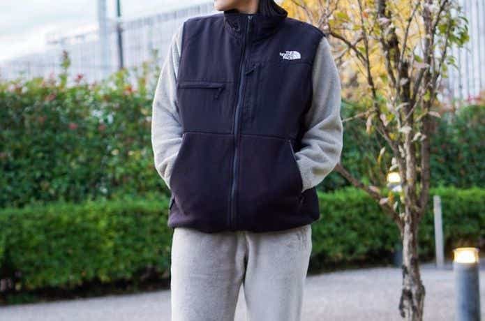 スウェットとフリースベストを合わせたコーデ