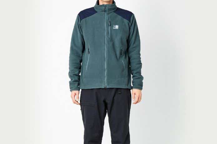 カリマー fleece zip-upを着た人