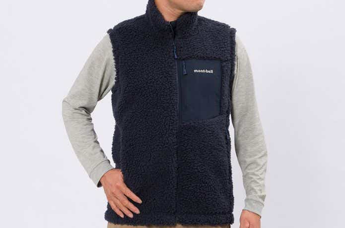 モンベル　クリマプラスシーリング ベスト Men’sを着た人