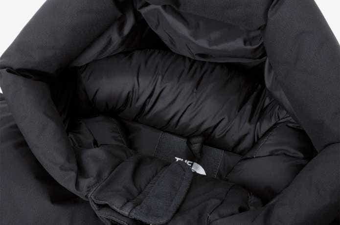 ザ・ノース・フェイス ショートバルトロライトジャケットの首元