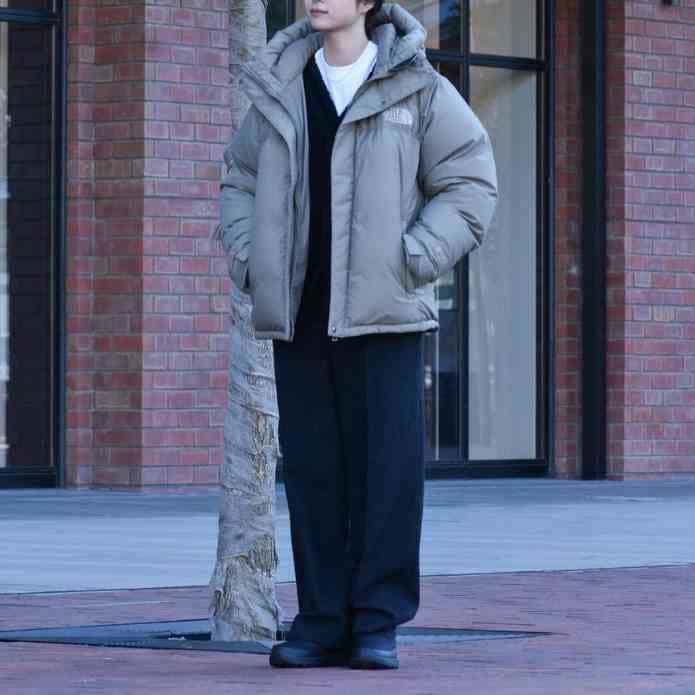 オルタレーションバフズジャケットの都会派シンプルコーデ