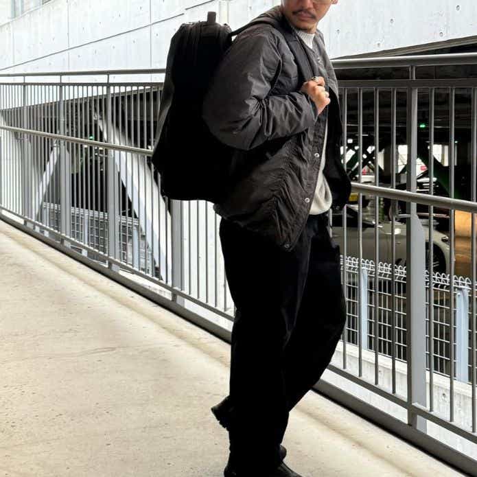 オルタレーションゼファーシェルカーディガンの都会派レイヤードコーデ