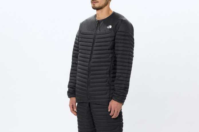 ザ・ノース・フェイス サンダーラウンドネックジャケットを着た人