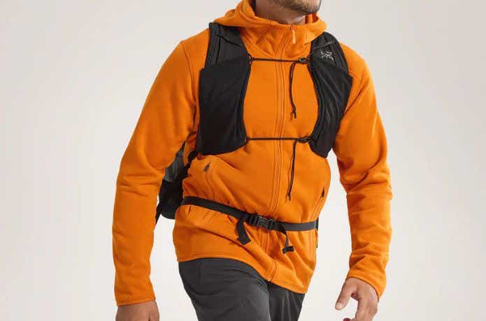 オレンジのアークテリクス カイヤナイト フーディ メンズを着た人
