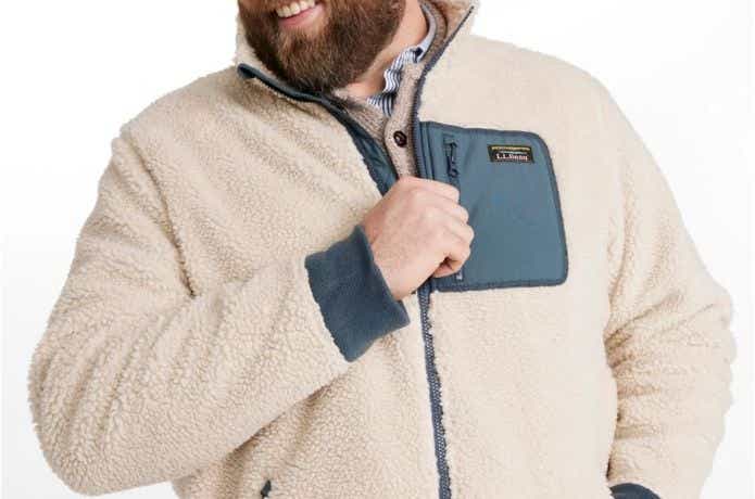 L.L.ビーン メンズ ビーンズ・シェルパ・フリース・ジャケットを着た人