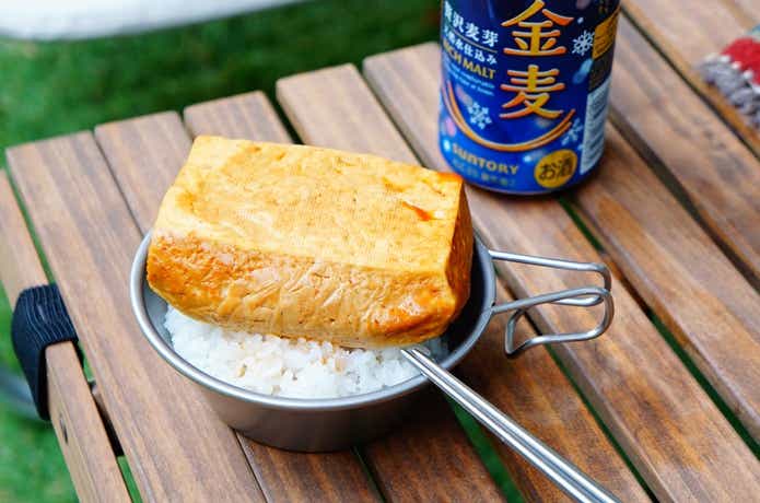 味しみ豆腐をごはんにのせた様子