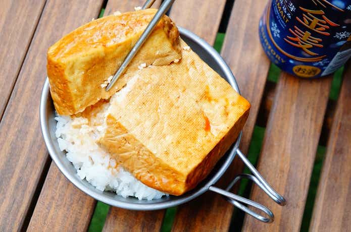 味しみ豆腐をごはんにのせた様子