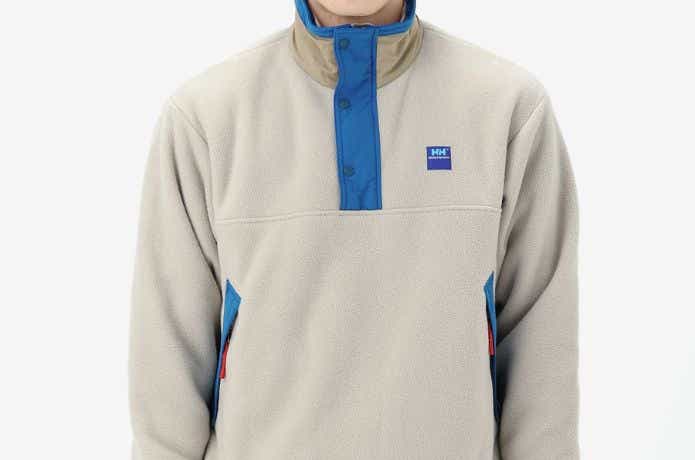 白のヘリーハンセン トータルシーウエアコンセプト フリースプルオーバージャケット（ユニセックス）を着た人