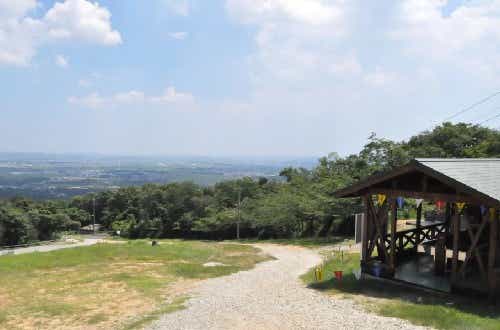 伊勢湾と知多半島を一望できる。夜景&日の出が自慢のキャンプ場