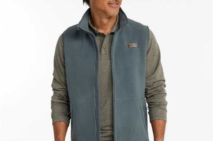 エルエルビーン メンズ マウンテン・クラシック・フリース・ベストを着た人