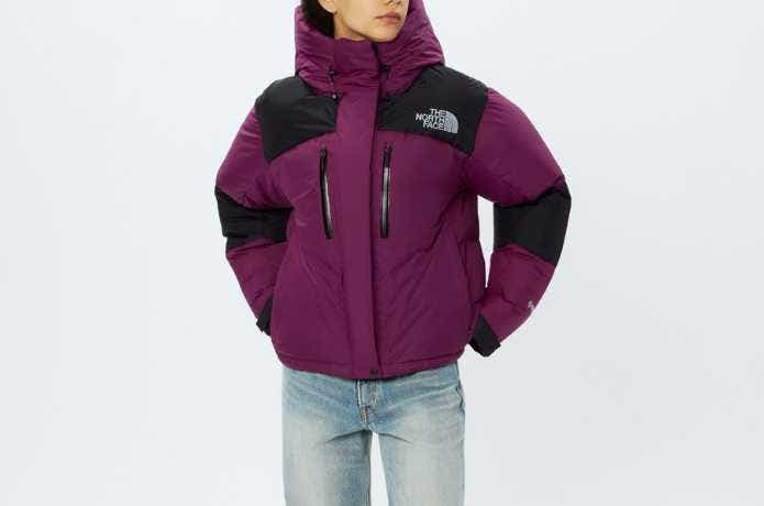 ザ・ノース・フェイス ショートバルトロライトジャケットを着る女性