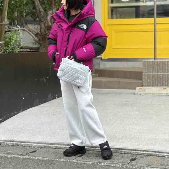 ショートバルトロライトジャケットの軽快カジュアルコーデ