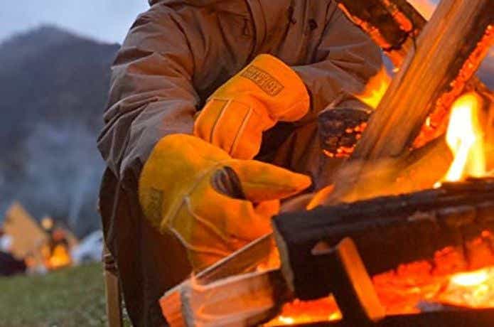 東和コーポレーション エクストラガード タキビをつけて薪をくべる