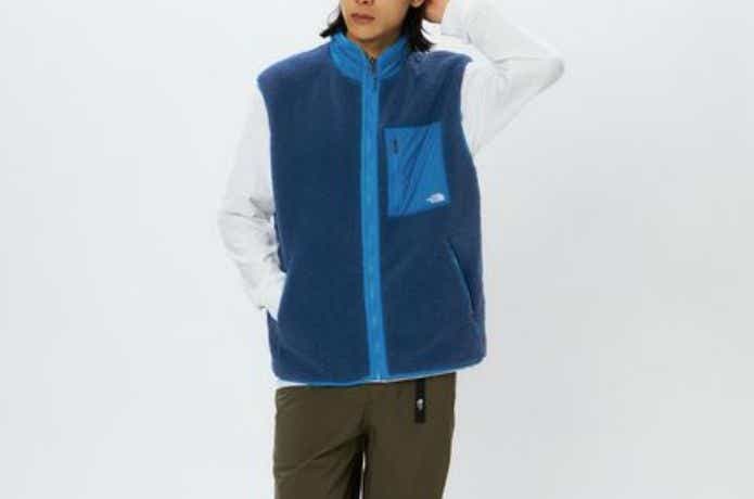 ザ・ノース・フェイス リバーシブルエクストリームパイルフリースベスト（ユニセックス）を着た人