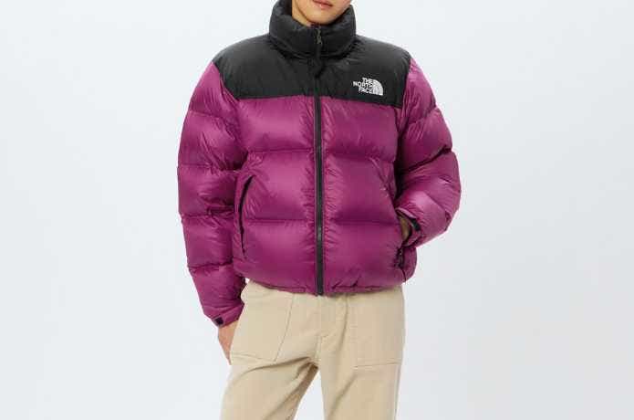 ザ・ノース・フェイス ショートヌプシジャケットを着る女性