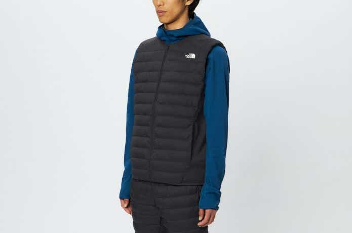 ザ・ノース・フェイス レッドランベストを着た人