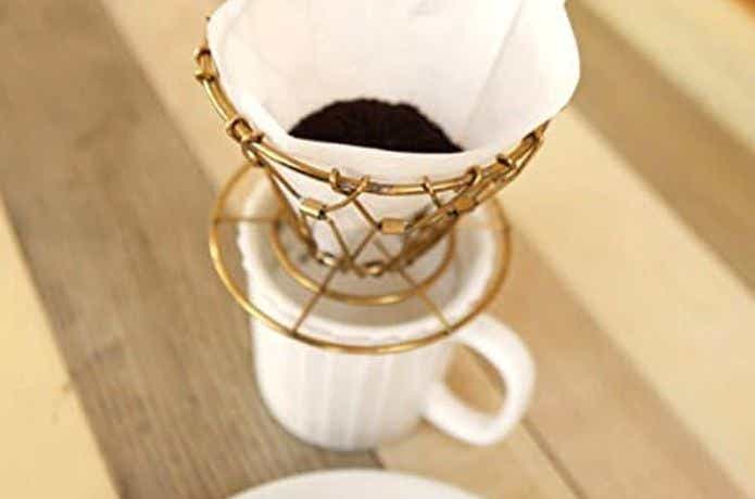 キッカーランド ブラスコラプシブルコーヒードリッパーでコーヒーをドリップ