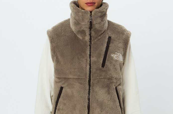 ザ・ノース・フェイス バーサロフトベスト（ユニセックス）を着た人