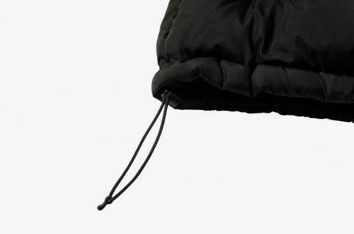 ザ・ノース・フェイス ショートヌプシジャケットの裾のアジャスターコード