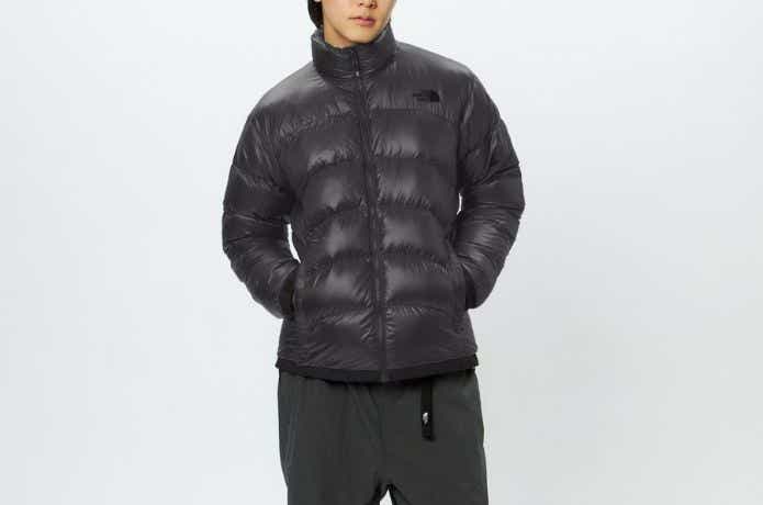 ザ・ノース・フェイス ジップインジップアコンカグアジャケットを着た人