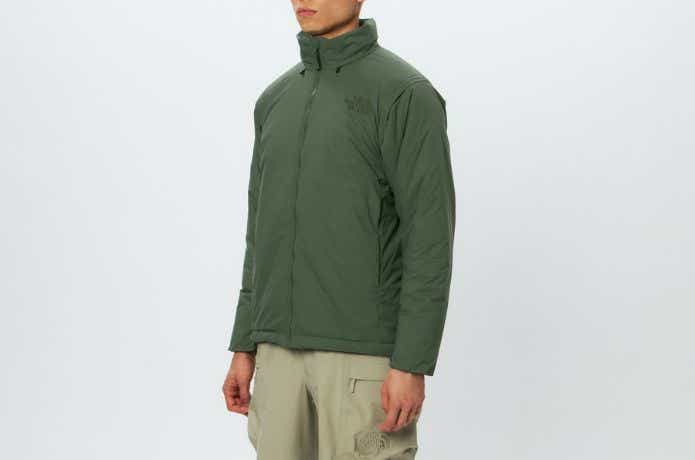 ザ・ノース・フェイス ジップインサニーヌックジャケットを着た人