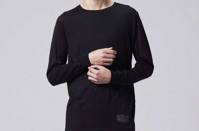 TAION メリノウール アンダーウエア ロングスリーブTシャツを着た人