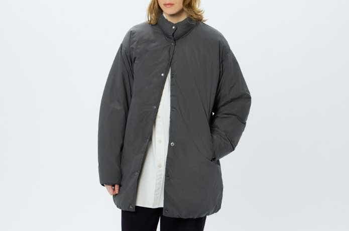 ザ・ノース・フェイス オルタレーションゼファーシェルハーフコートを着る女性