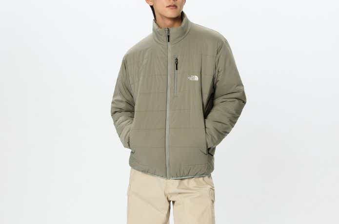 ザ・ノース・フェイス ライトライダージャケットを着た人