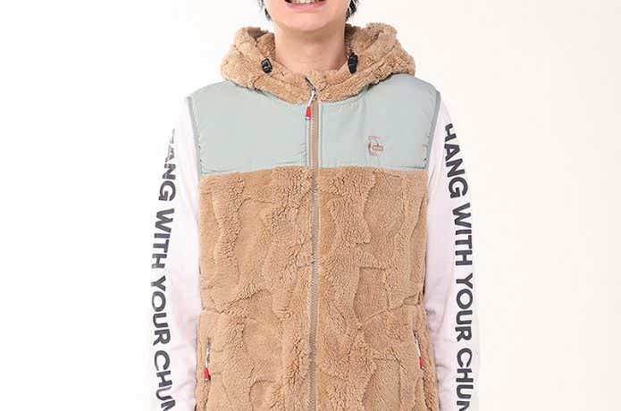 チャムス ブービーエルモフーデッドベストを着た人