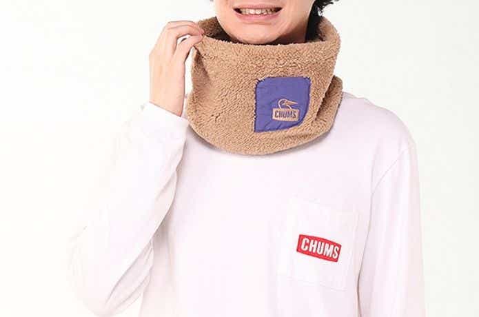 チャムスのネックウォーマーをつけた人