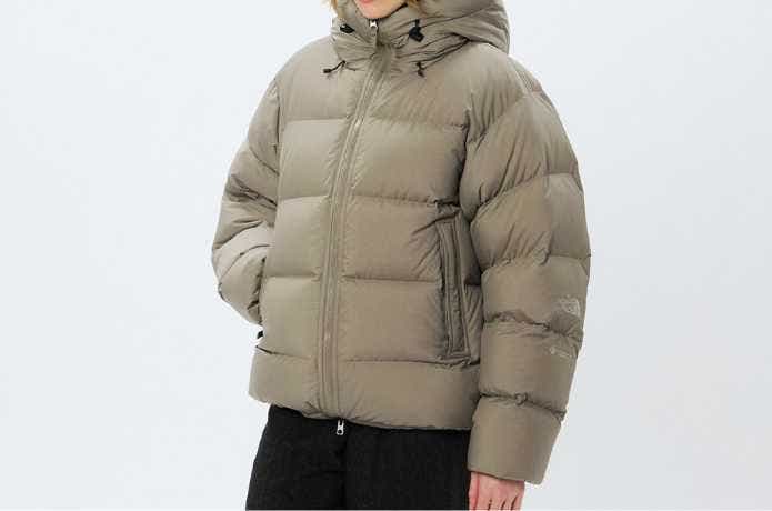 ザ・ノース・フェイス オルタレーションダウンシェルパーカーを着た人