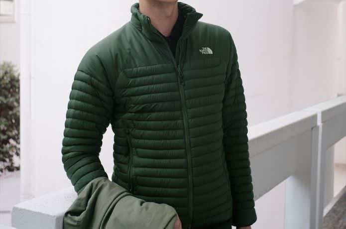 ザ・ノース・フェイス サンダージャケットを着た人