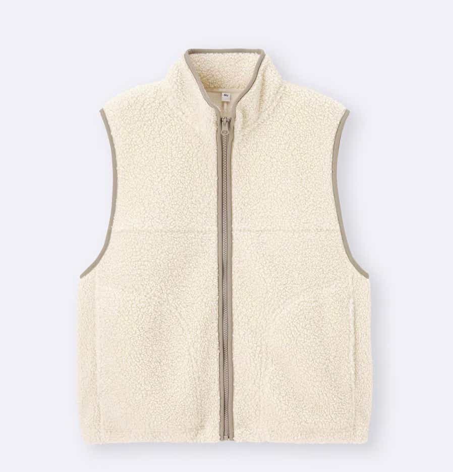 シンプルながら羽織るだけでサマになる1着。プチプラで手に取りやすい