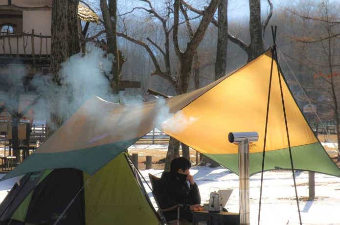 雪の中でキャンプをしている様子