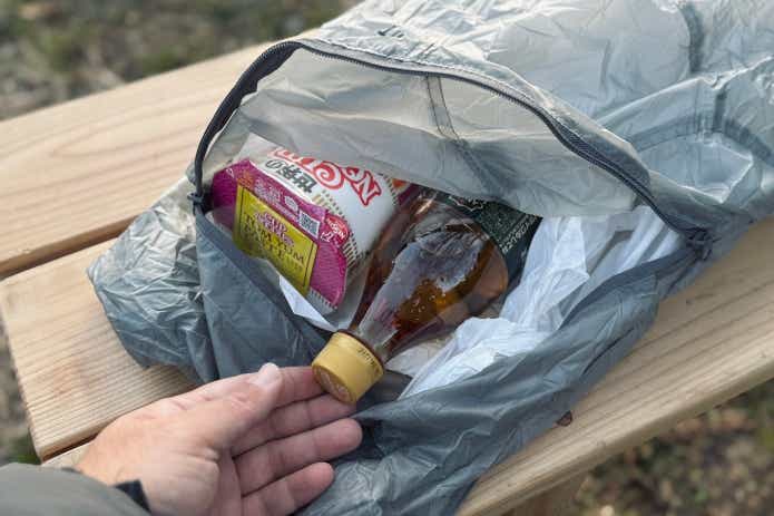 ウルトラシルデイパックに荷物を入れる