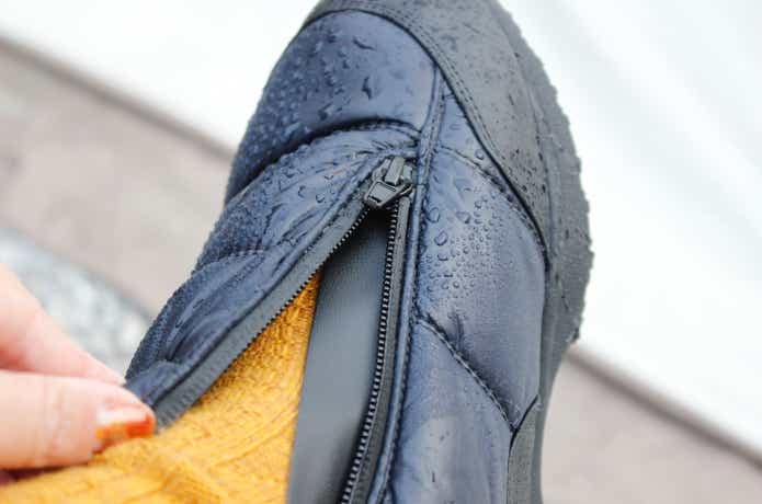 ジッパーにはフラップ付きで水が入りにくい仕様