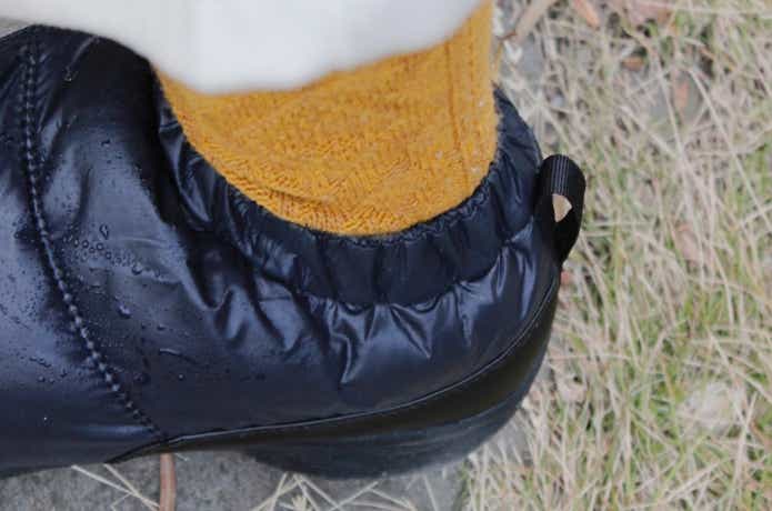 防寒パフィーシューズの履き口はゴム仕様