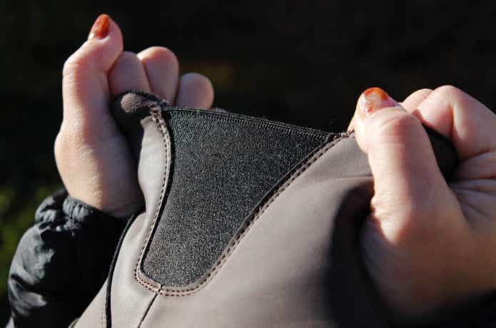 サイドゴアを伸ばしている