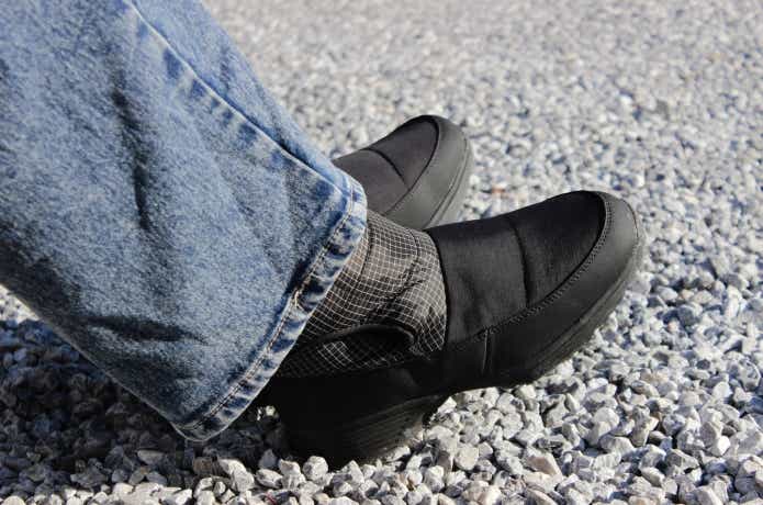 つま先がスリムになっている