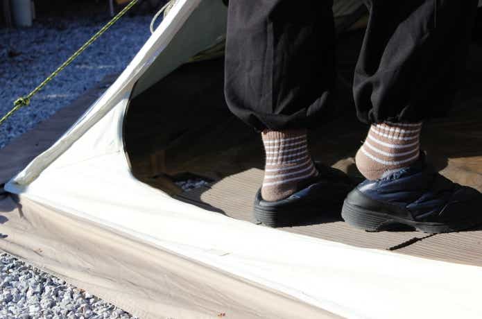 テントに入るところ