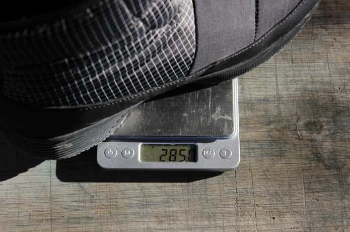 DIATECHSマジックブーツの重さを測っている