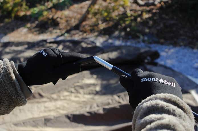 クリマプレンフィッシンググローブ着用でポールを伸ばしているところ