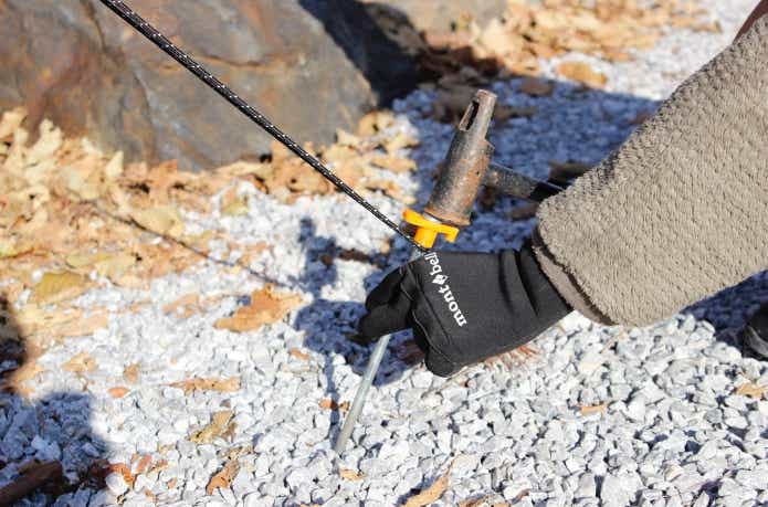 クリマプレンフィッシンググローブ着用でペグを打っているところ